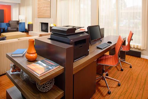 an office with a desk with a computer on it at Courtyard by Marriott Wilmington/Wrightsville Beach in Wilmington