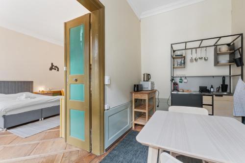 a small room with a bed and a kitchen at Charmant studio dans la vieille ville de Fribourg in Fribourg