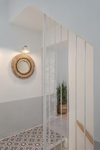 a room with a glass partition with a mirror at Majordoms Estada Historica in Banyoles