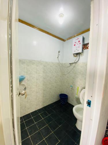 un baño con inodoro y ducha en Dieng cabin atas awan, en Wonosobo