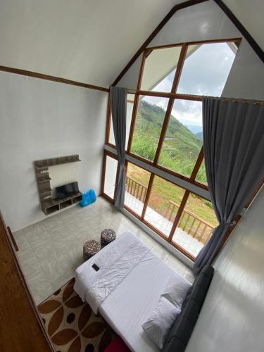 Postel nebo postele na pokoji v ubytování Dieng cabin atas awan