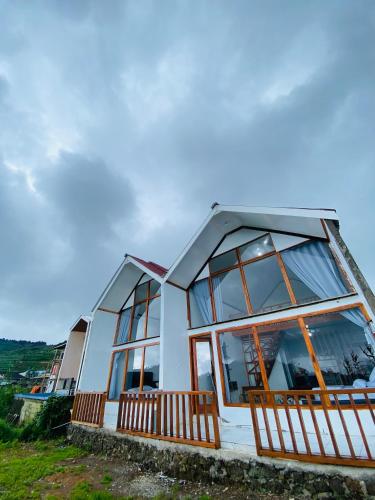 Casa con ventanas grandes en una colina en Dieng cabin atas awan, en Wonosobo
