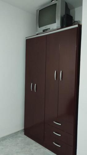 レコンキスタにあるCasona Apart2の褐色のキャビネット(テレビ付)