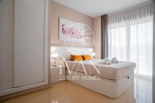 ein Schlafzimmer mit einem Bett und einem Bild von einem Huhn in der Unterkunft Casa Siesta Ivan Luxury Homes 11ªPlta Sur 1ªLinea in Oropesa del Mar