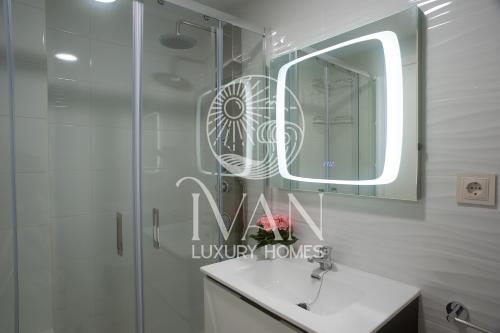 ein Badezimmer mit Dusche, Waschbecken und Spiegel in der Unterkunft Casa Siesta Ivan Luxury Homes 11ªPlta Sur 1ªLinea in Oropesa del Mar