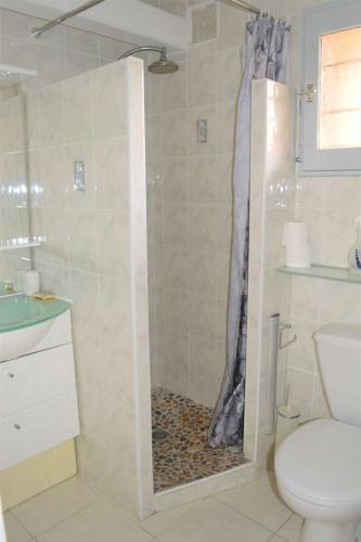 une salle de bain avec une douche avec un rideau de douche dans l'établissement Appart Studio 2 couchages PORT LEUCATE NATURISME PL010-732, à Leucate-Plage