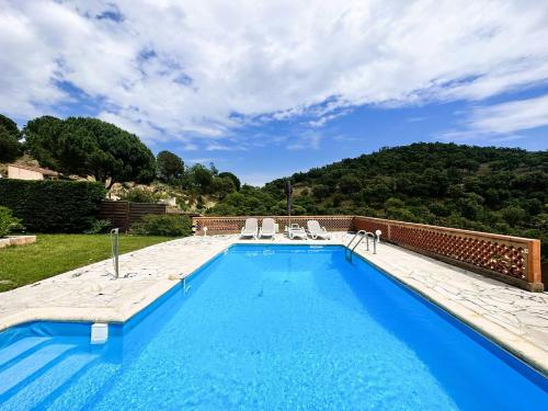 une grande piscine avec des chaises dans l'établissement Mazet Felix pour 6 personnes avec piscine privée au domaine de Valcros à la Londe les Maures, à La Londe-les-Maures