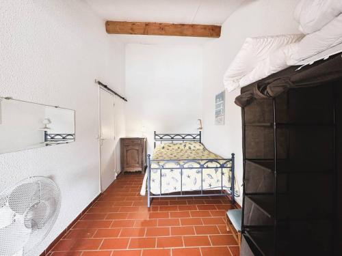 une chambre avec un lit dans une pièce dans l'établissement Mazet Felix pour 6 personnes avec piscine privée au domaine de Valcros à la Londe les Maures, à La Londe-les-Maures