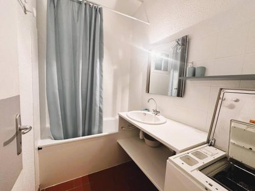 une petite salle de bain avec un lavabo et une douche dans l'établissement Mazet Felix pour 6 personnes avec piscine privée au domaine de Valcros à la Londe les Maures, à La Londe-les-Maures