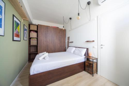 Dormitorio pequeño con cama y estante de libros en Casa Madera with lovely terrace, en Milán