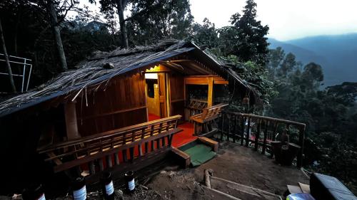 KanthalloorにあるAlpine Mud house Kanthalloorの山の小さなキャビン