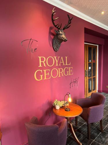 Ein Sitzbereich in der Unterkunft The Royal George Hotel