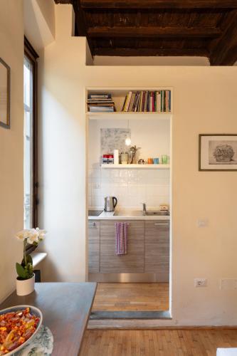 Via Benedetta, 13 - Florence Charming Apartments - Florentine Gem Steps from Station - Prime Spot!