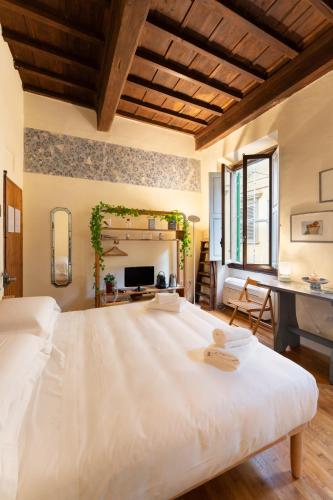 Via Benedetta, 13 - Florence Charming Apartments - Florentine Gem Steps from Station - Prime Spot!