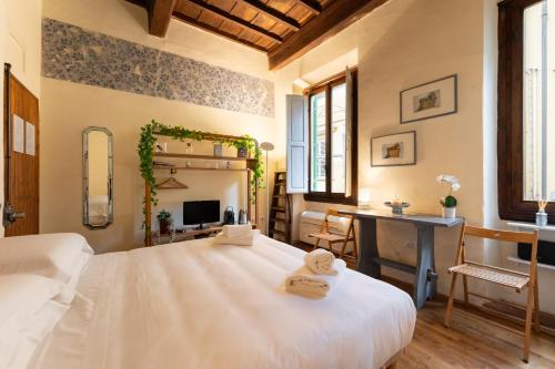 Via Benedetta, 13 - Florence Charming Apartments - Florentine Gem Steps from Station - Prime Spot!