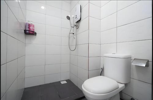 a white bathroom with a toilet and a shower at Serene Minimalist Family Retreat 2-7pax &Sunrise View in Brinchang