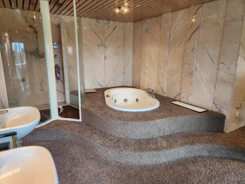 une salle de bain avec une baignoire et un lavabo dans l'établissement La Villa de Louis, à Saint-Planchers