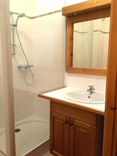une salle de bain avec un lavabo et une douche avec un miroir dans l'établissement 3 chambres - 2 SDB - 7 personnes - 100 m télécabine GME, à Samoëns