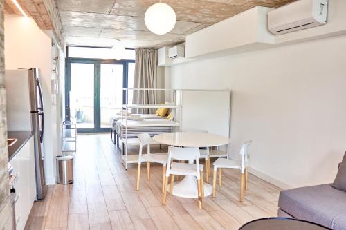 布宜诺斯艾利斯Up Recoleta Apartments的配有桌椅的厨房和餐厅