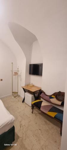 Cette chambre comprend un lit et un bureau avec une télévision. dans l'établissement Luky 11, à Braşov