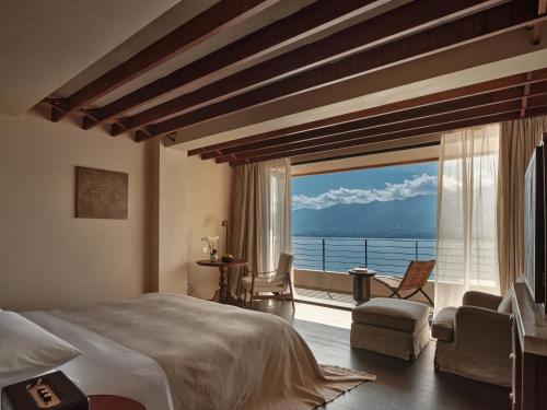 a bedroom with a bed and a view of the ocean at 大理空岛半山海景民宿 in Dali