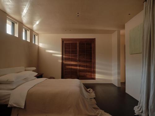 a bedroom with a large bed and a window at 大理空岛半山海景民宿 in Dali