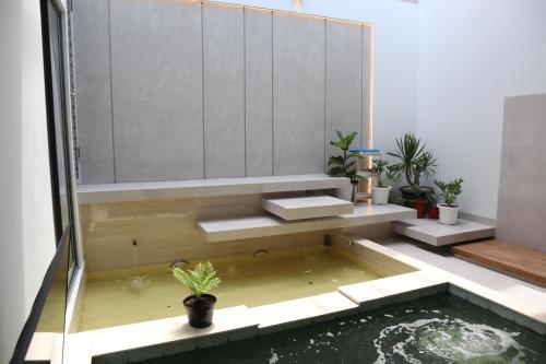 Ένα μπάνιο στο Kyoto House - KBP with Onsen style pool, Warm water, Near Parahyangan Golf