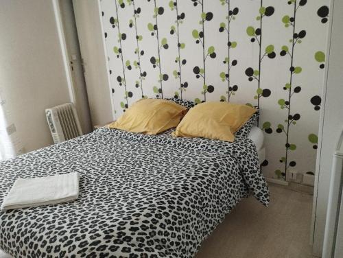 une chambre avec un lit avec une couette noire et blanche dans l'établissement 2 Chambres Communicantes JM 4 Bonneuil, à Bonneuil-sur-Marne