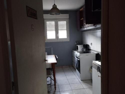 Η κουζίνα ή μικρή κουζίνα στο 2 Chambres Communicantes JM 4 Bonneuil