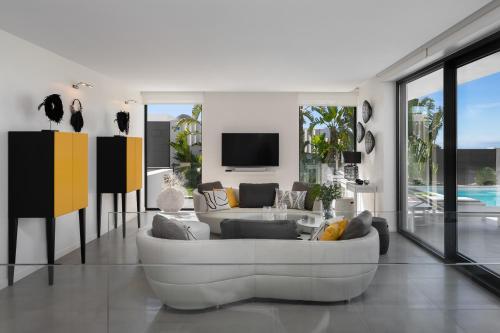 Modern 4BR Villa with Pool & Sea Views