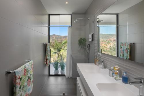 Modern 4BR Villa with Pool & Sea Views
