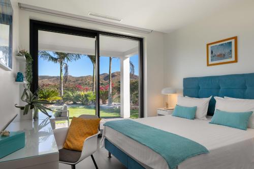 Modern 4BR Villa with Pool & Sea Views