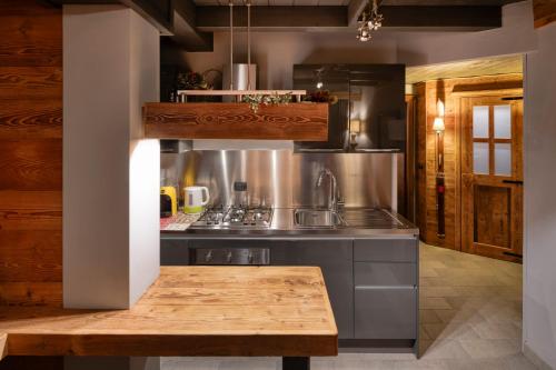 una cocina con fregadero y encimera en Le Case di Bart su Chalet Diamant, en Prato Nevoso