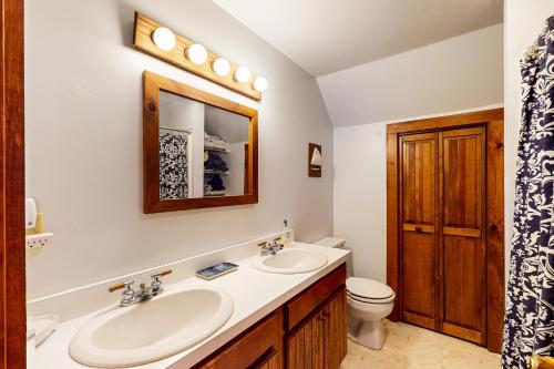 a bathroom with two sinks and a toilet at Moose & Red Fox Retreat in Denmark
