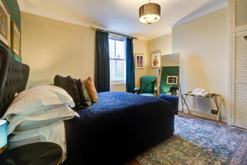 Χώρος καθιστικού στο Queens Cottage, Wivenhoe Stylish, Plush, Cosy, Convenient & Quirky, 2x Double Bed Period Cottage PLUS Patio - 9 min walk train, 4 min walk High Street Pubs, Restaurants, Shops