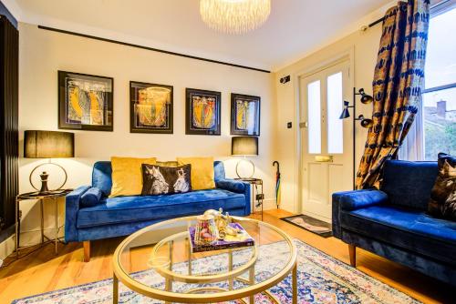 Χώρος καθιστικού στο Queens Cottage, Wivenhoe Stylish, Plush, Cosy, Convenient & Quirky, 2x Double Bed Period Cottage PLUS Patio - 9 min walk train, 4 min walk High Street Pubs, Restaurants, Shops