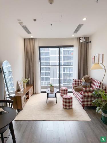 ein Wohnzimmer mit Couch und großem Fenster in der Unterkunft Bunnys Homes - Vinhomes Ocean Park in Hanoi