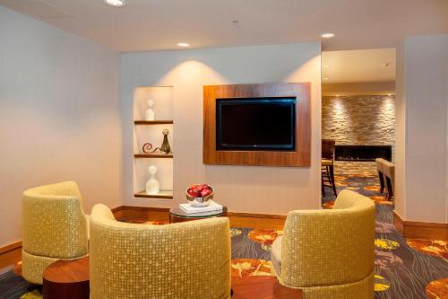 Una televisión o centro de entretenimiento en Courtyard by Marriott Ithaca Airport/University