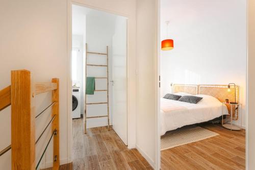 - une chambre avec un lit et une échelle dans l'établissement Charmante maison Angoulins, à Angoulins-sur-Mer
