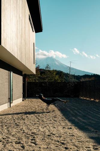 a bird standing on the side of a building at 富士山望むプライベートヴィラ 900平方メートルの敷地を貸切利用 憩 ikoi Fuji サウナ 4Kシアター in Fujikawaguchiko