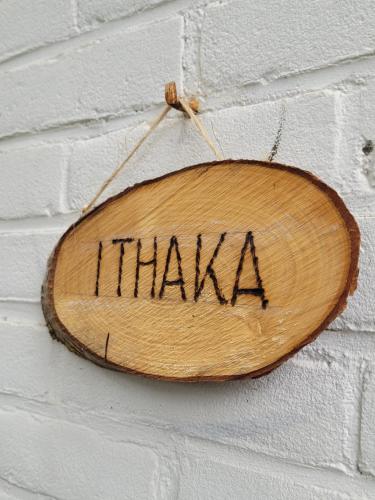 a wooden sign that says think on a wall at Ithaka Beach House, unieke plek met vrij parkeren! in Noordwijk