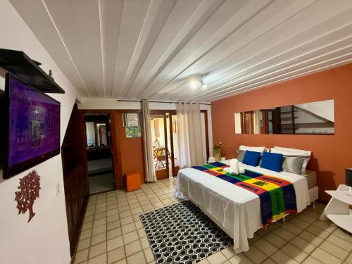 a bedroom with a large bed in a room at Búzios Prime: Vista Mar, 50m da Praia da Ferradura, 8 suites in Búzios
