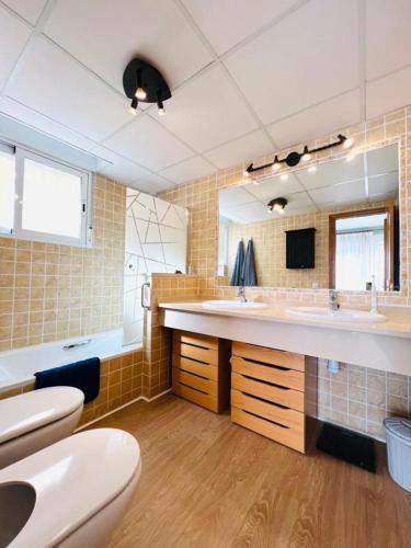 a bathroom with two sinks and a large mirror at Chalet Estibaliz unifamiliar in Peniscola