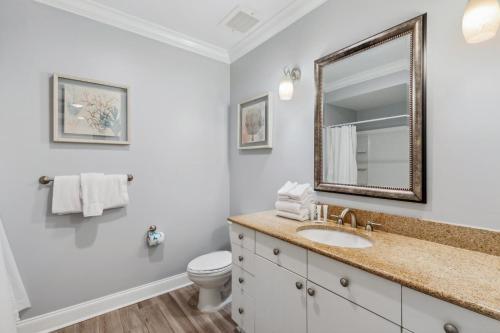 オレンジビーチにあるEscapes to the Shores Penthouse 1803の洗面台と鏡のある白いバスルーム