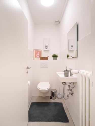 a bathroom with a white toilet and a sink at NEU - Stilvolle & zentrale Ferienwohnung mit Komfort in Wittlich - Zentrum - 4 Personen - 2 Schlafzimmer - Netflix - Waschmaschine in Wittlich