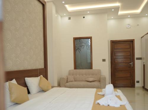 Postel nebo postele na pokoji v ubytování Misty Nest Suite Rooms