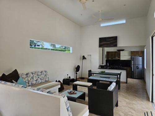 a living room with a couch and a table at Girardot Casa estilo mediterraneo con piscina privada in Girardot