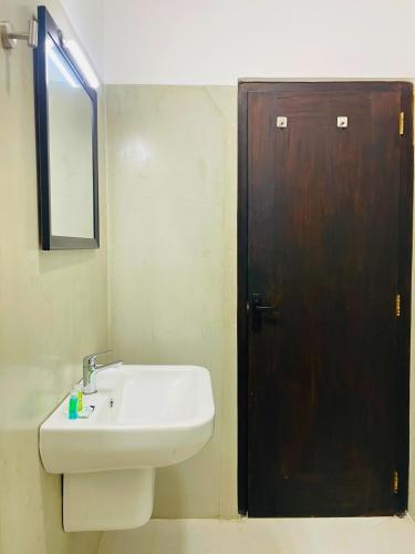 Bilik mandi di AYA Sea View Hotel
