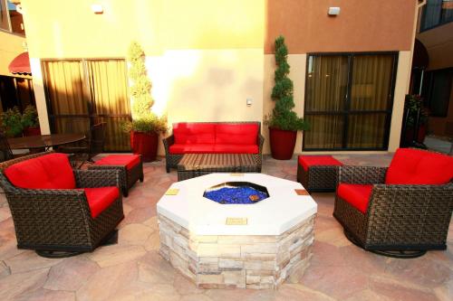 a patio with chairs and a fire pit in a hotel at Courtyard by Marriott Jackson Ridgeland in Jackson