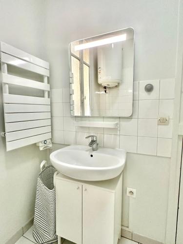 Photo de la galerie de l'établissement Spacious apartment near Montparnasse Bausset 6th, à Paris